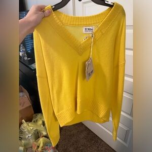 Cute yellow sweater from Tootsies! Never worn!